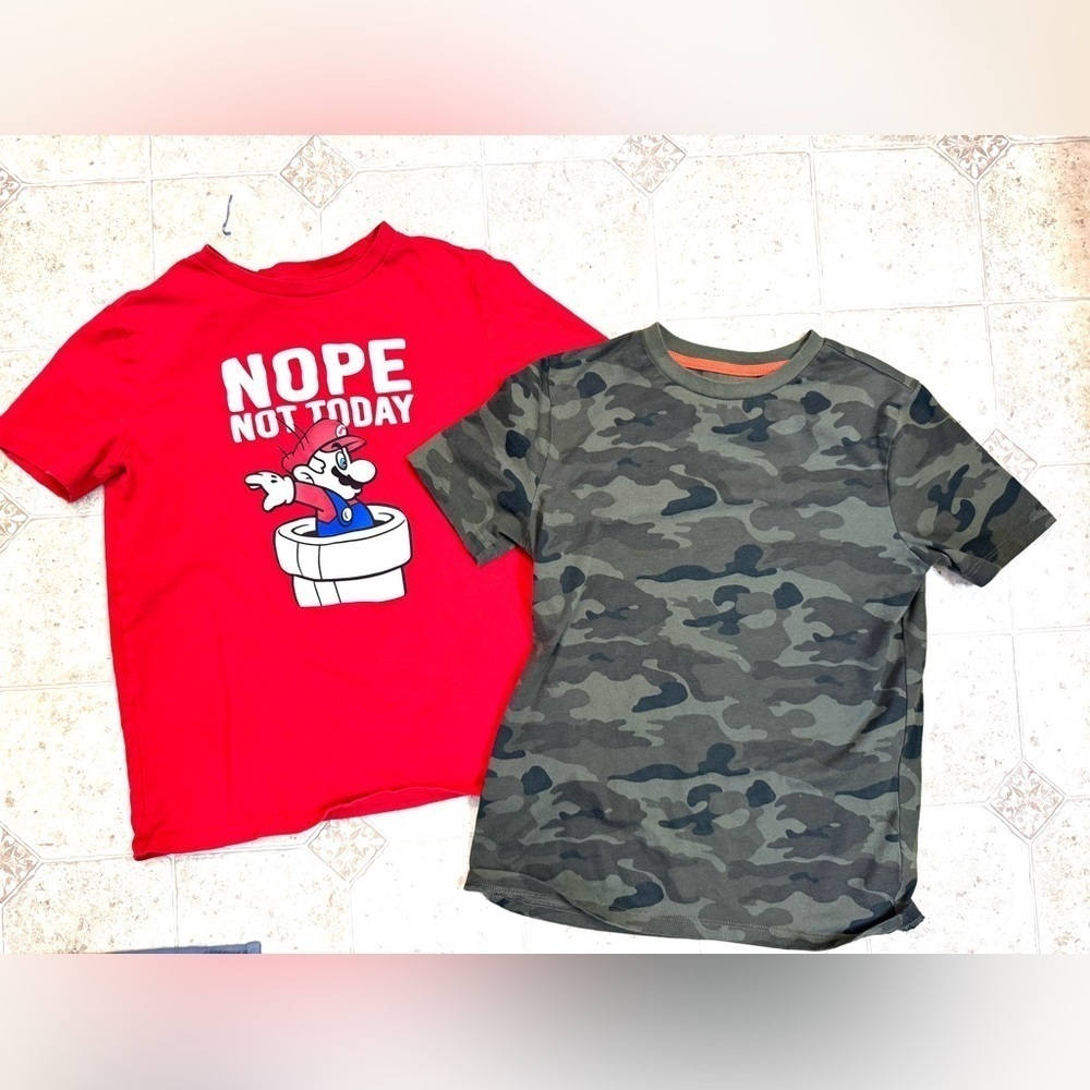 Lot of 2 Boys Old Navy T-Shirts Camo and Super Mario sz 10 (w flaw)